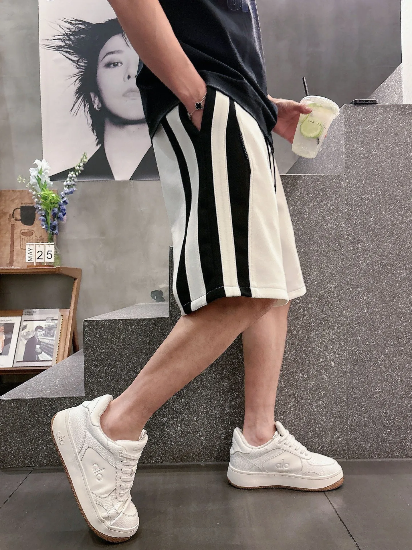 Balenciaga's three-standard complete 2026 summer New Arrival men's casual shorts, advanced custom-made Breathable fabric, Breathable fabric, extremely stretchy and comfortable, impeccable details, top-grade accessories, original logo design concept, delicate and soft feel! The upper body fit is awesome! Size: M-XXXL Please state your height and weight when ordering